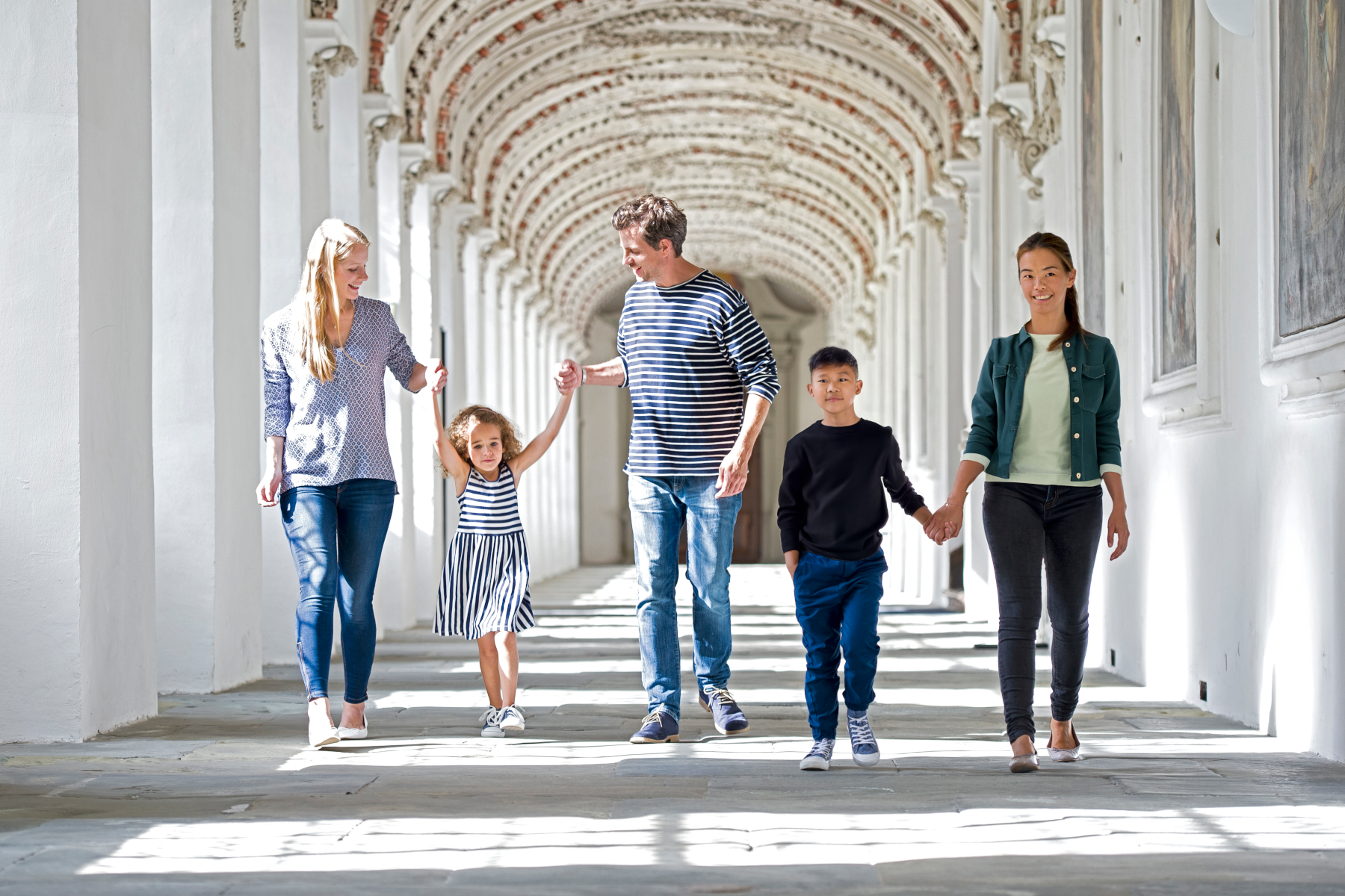 Gäste in einem der Monumente der Staatlichen Schlösser und Gärten Baden-Württemberg
