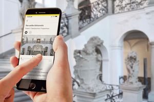 Smartphone mit Station vor dem Treppenhaus im Neuen Schloss Meersburg