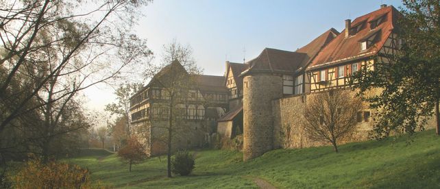 Schloss und Kloster Bebenhausen, Die Klosteranlage von außen am Morgen