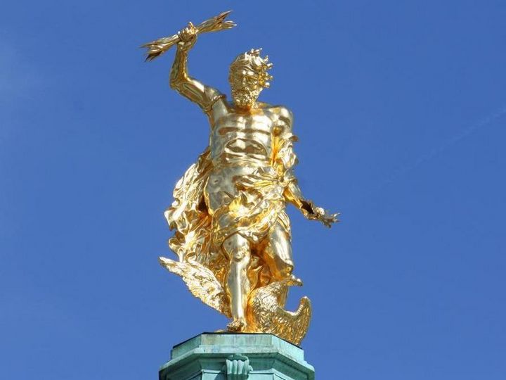 Foto: Staatliche Schlösser und Gärten Baden-Württemberg, Sandra Eberle Residenzschloss Rastatt, Detailaufnahme Jupiter-Figur auf dem Dach