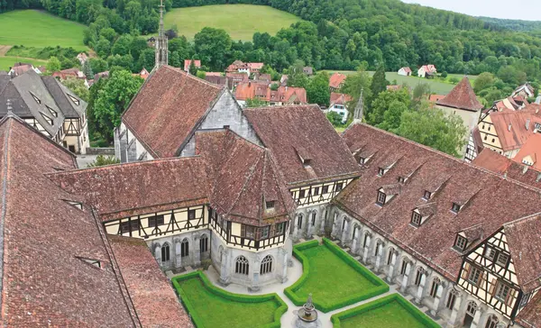Blick von oben in den Innenhof des Kreuzgangs, Richtung Brunnenhaus