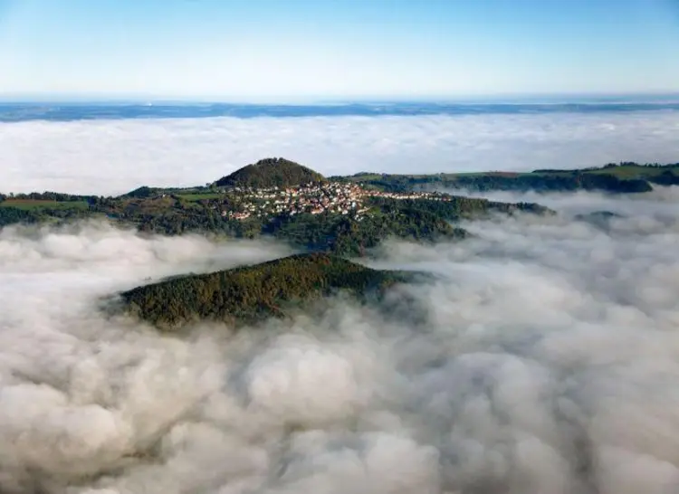 Foto: Staatliche Schlösser und Gärten Baden-Württemberg, Achim Mende Der Hohenstaufen aus der Luft