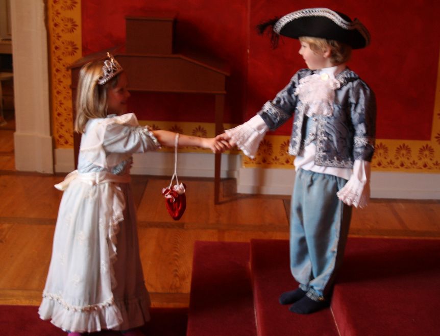 Kinder in barocken Kleidern im Residenzschloss Ludwigsburg