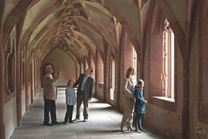 Kloster Alpirsbach, Besucher im Kreuzgang