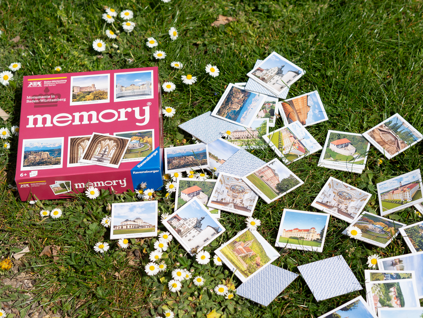 Produkte, Memory®-Spiel mit Karten auf einer Wiese 