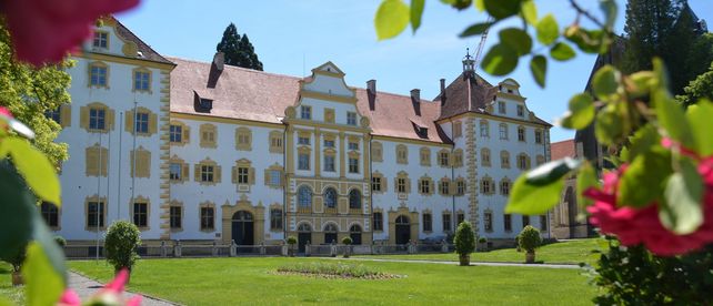 Kloster und Schloss Salem, außen, Schloss umringt von Blumen
